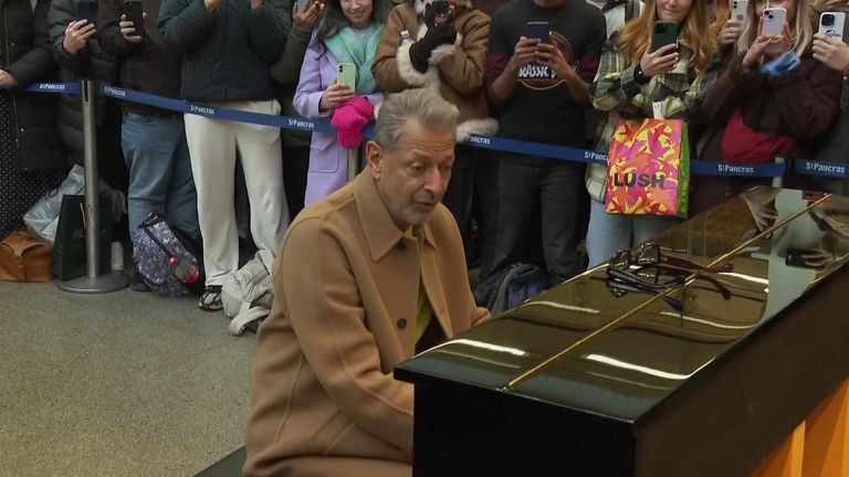 Jeff Goldblum’s Unforgettable Piano Moment in London: Why Fans Can’t Stop Talking About It